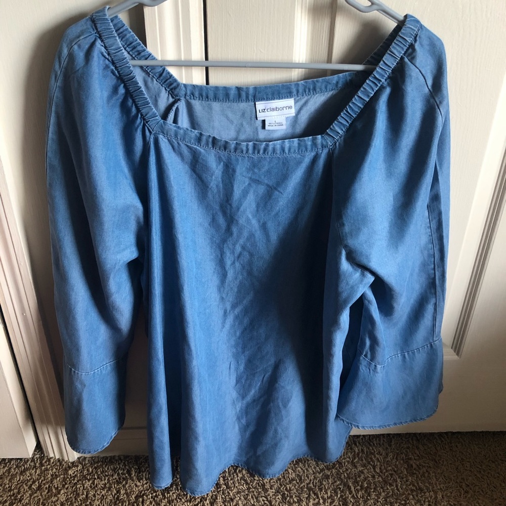 💛4/20 sale if you bundle NWOT Liz Claiborne bell sleeve chambray top - Picture 1 of 6